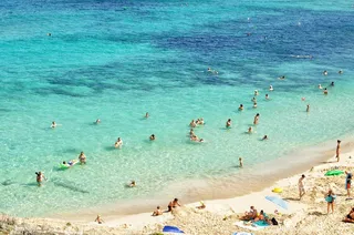 碧水细沙下的热闹海滩时光