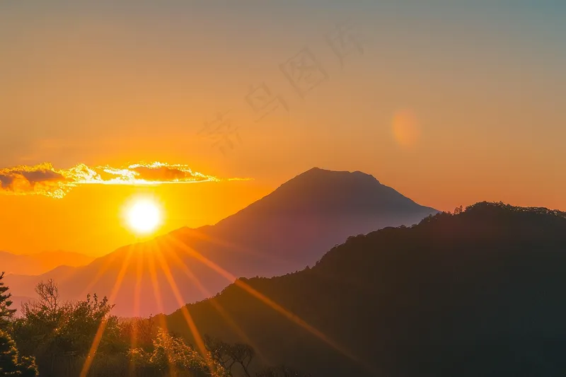 清晨日出朝霞云层山川摄影图(4032x2688)