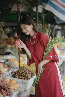 红色民族风长裙美女4