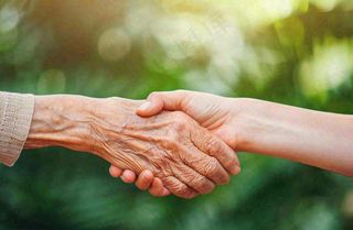 老人手牵手握手陪伴温馨重阳摄影图