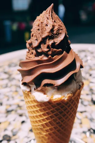 巧克力冰淇淋蛋筒清凉摄影图