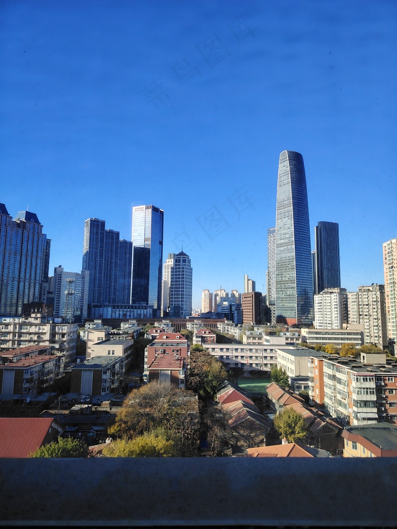 蓝天下的天津国际金融中心