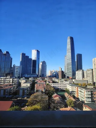 蓝天下的天津国际金融中心