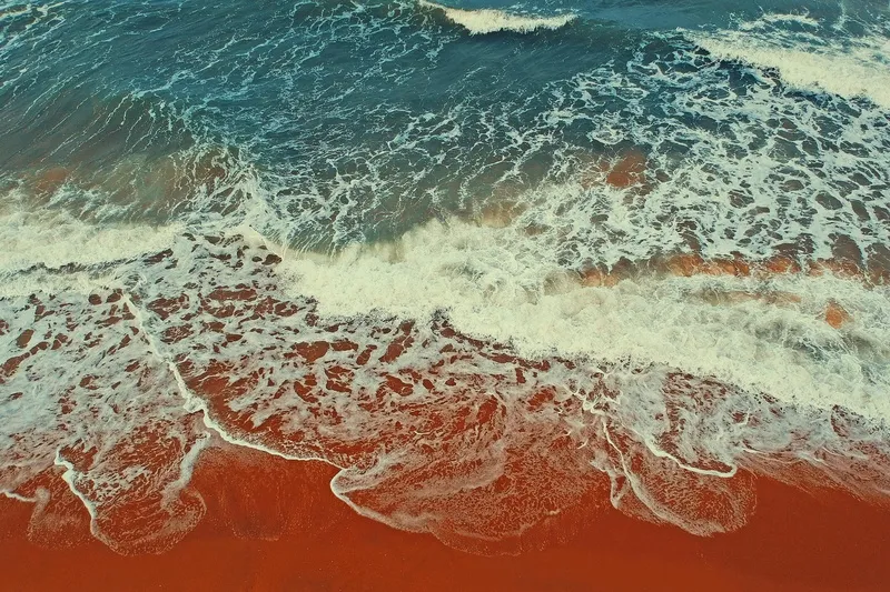 海浪轻拍金色沙滩的画面