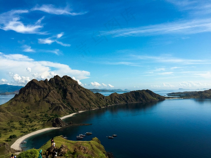 宁静海岸旁的多峦巍峨山脉