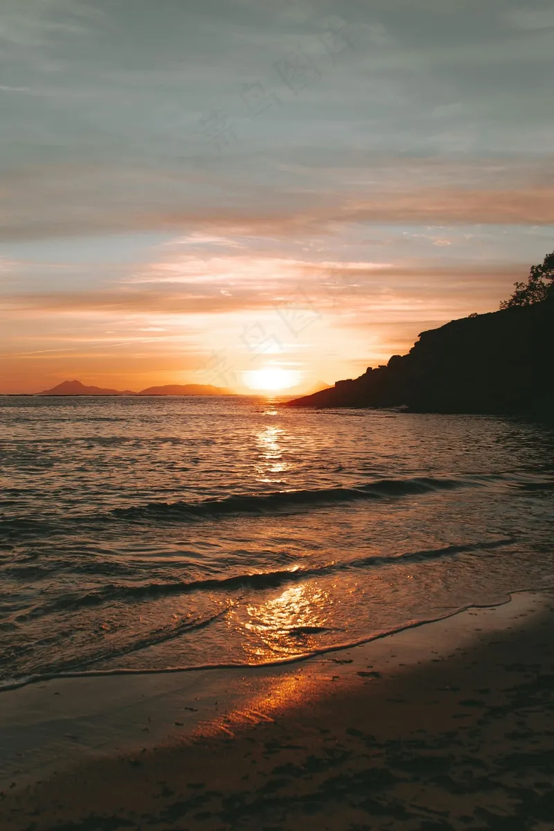 橙光粼粼的海岸晚霞