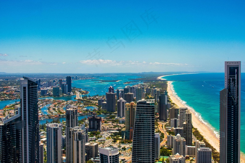 蔚蓝海岸线与现代城市天际线