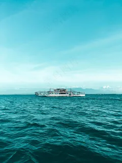 静谧海面上的孤独船屋