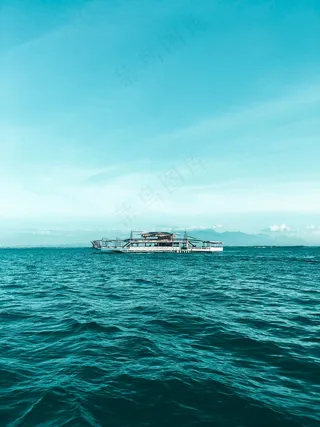 静谧海面上的孤独船屋