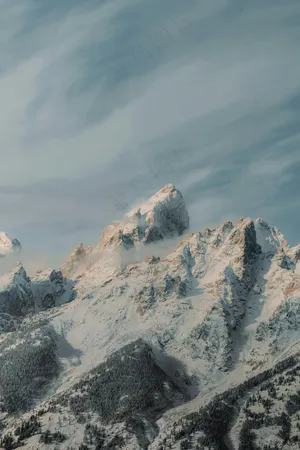 雪山上的薄云