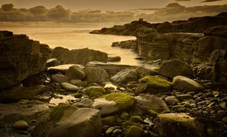 黄昏时分的礁石与宁静海岸