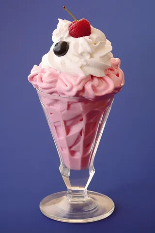 夏日冰淇淋清凉蛋筒甜点摄影图