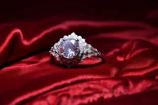 钻戒婚戒戒指红丝绒礼盒包装摄影图