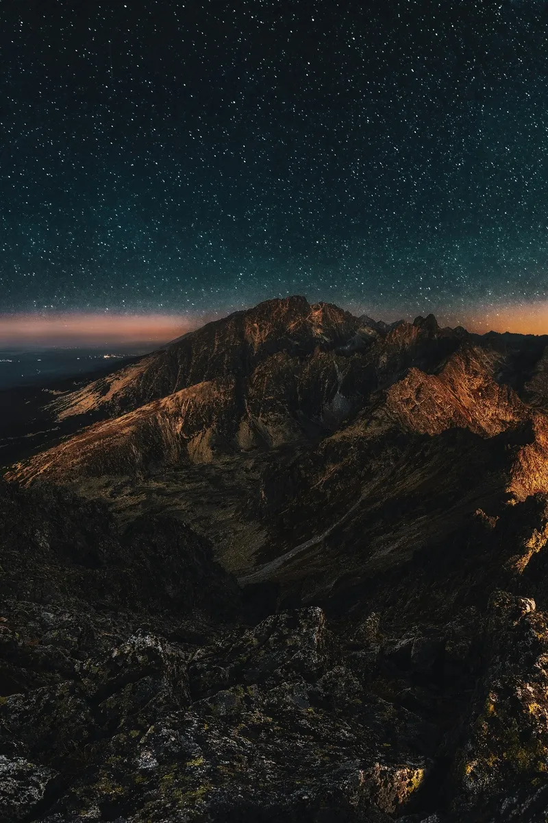 星夜下的巍峨山脉