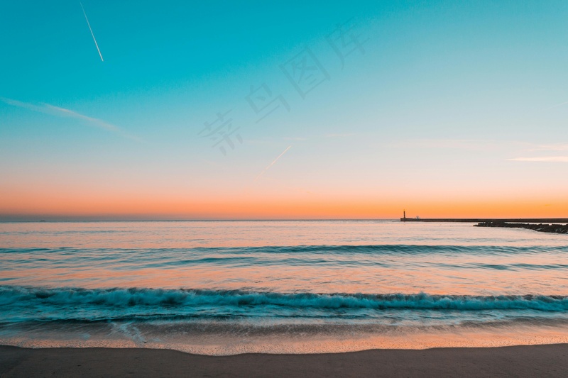 海边日落时分的宁静美景