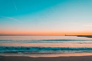 海边日落时分的宁静美景