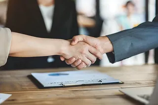 商务合作共赢握手摄影图
