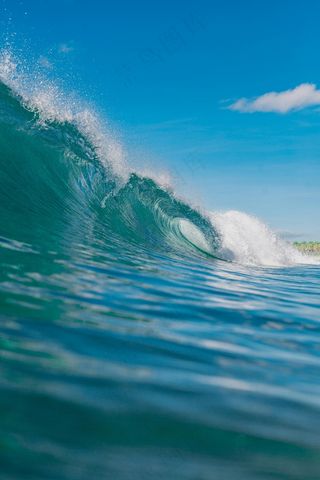 翠绿海浪的壮观舞蹈