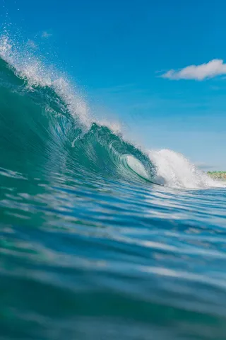 翠绿海浪的壮观舞蹈