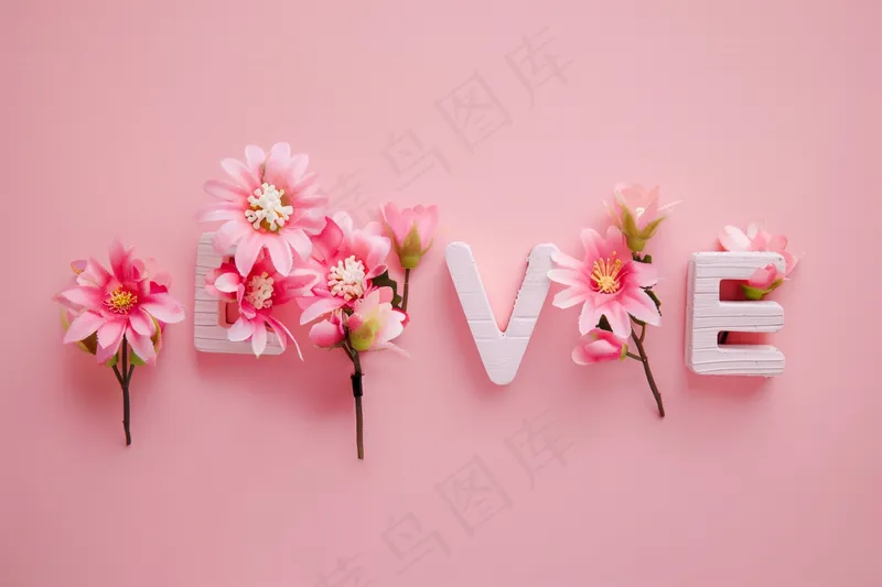 花卉贺卡妇女节花平铺着带有LOVE字母粉色背景摄影图(4032x2688)