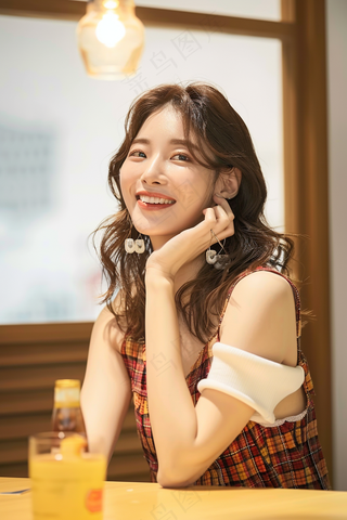 微笑的女人自信美丽烫发摄影图