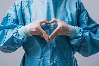 医护人员爱心手势摄影图