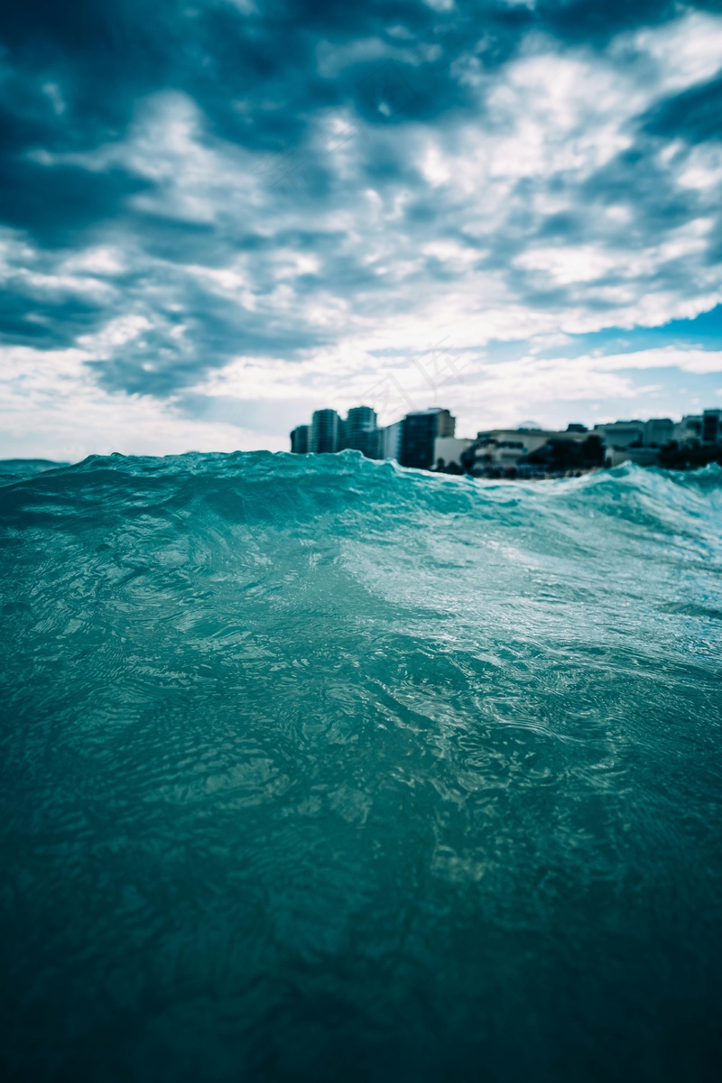 城市一隅的海浪