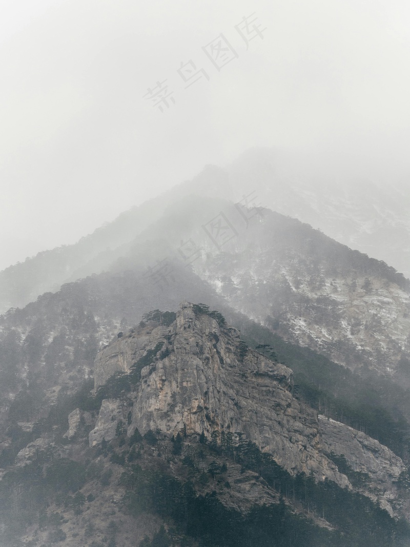 云雾缭绕峭壁奇峰