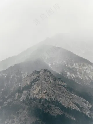 云雾缭绕峭壁奇峰