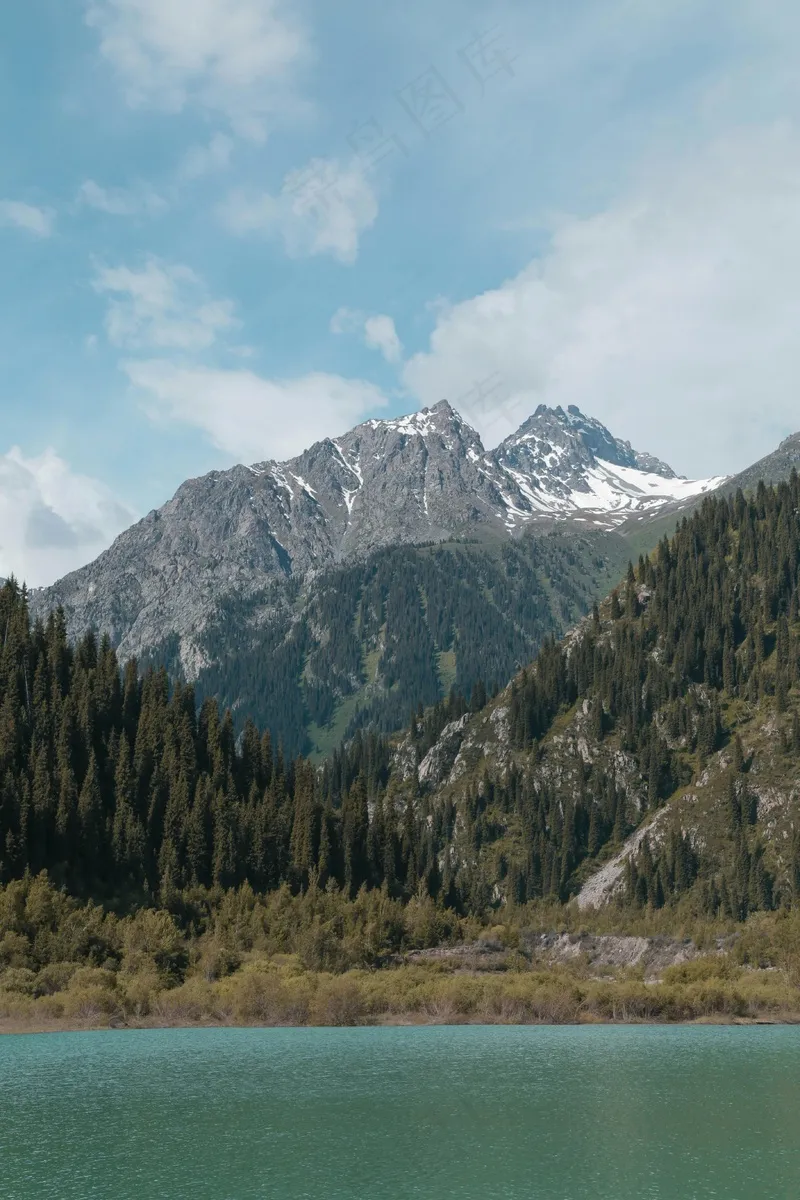 静谧的山湖和山脉