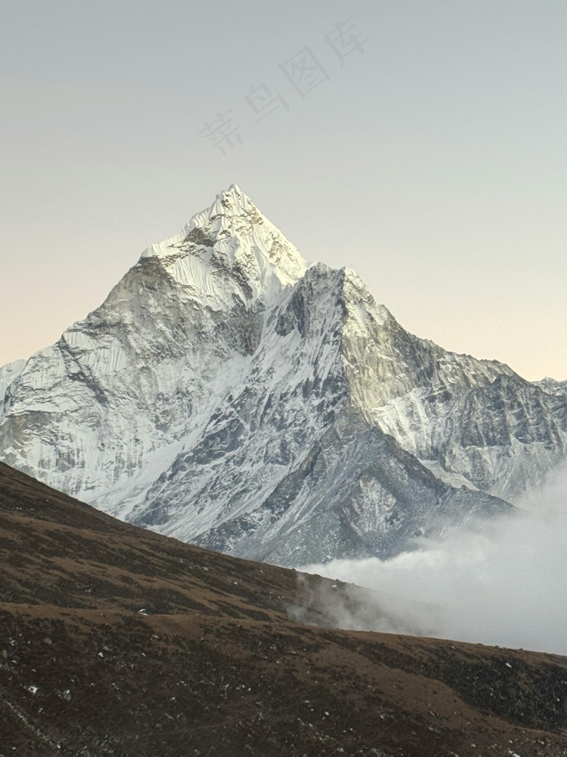 云雾缭绕的雪峰