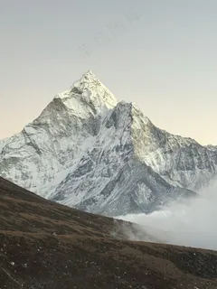 云雾缭绕的雪峰 云雾缭绕的雪峰