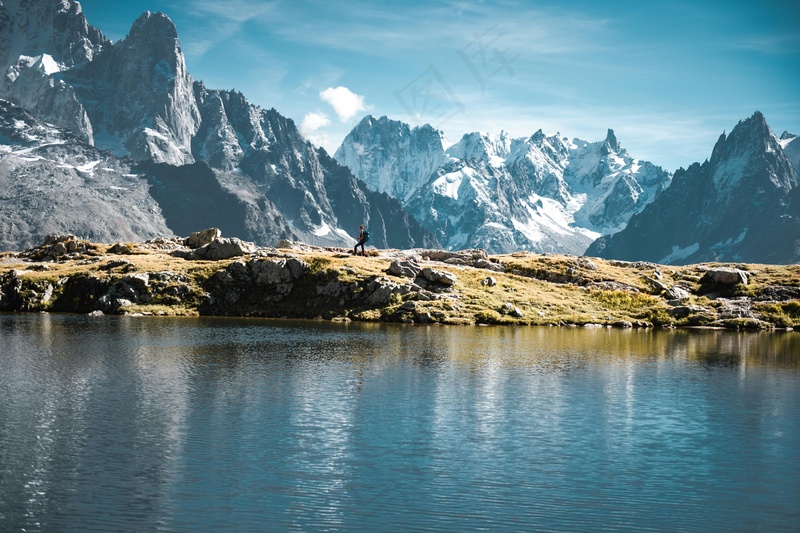 高山之巅的宁静湖泊