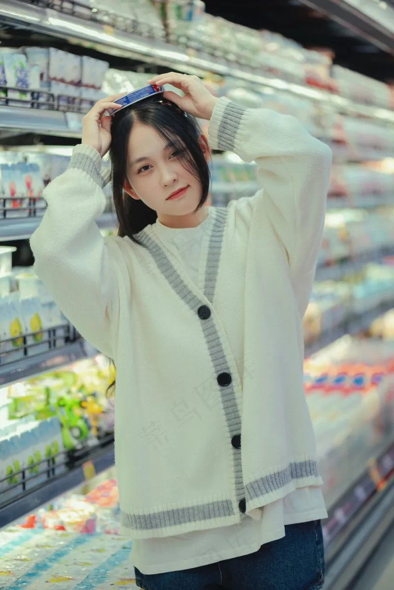 超市买东西可爱的女孩子3