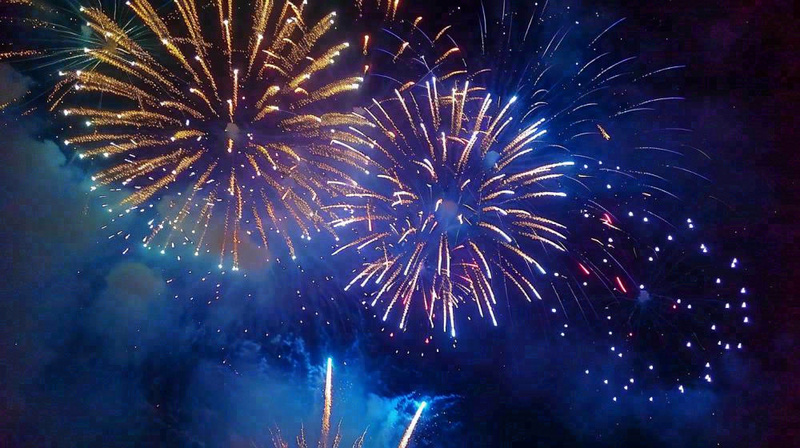 夜晚天空中绽放的绚丽烟花节日庆祝摄影图(1456x816)