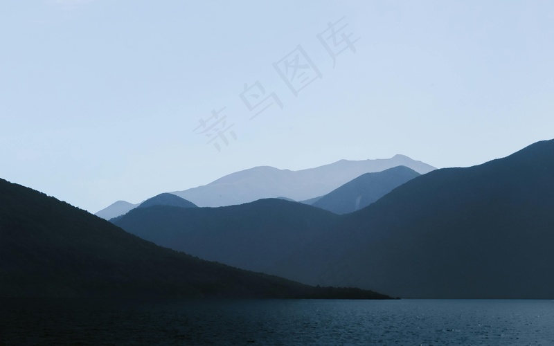 静谧的山脉与湖泊