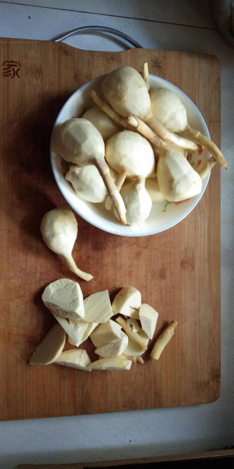 案板上的慈姑白色日常食物艺术赏析