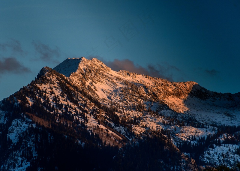 金光落雪峰
