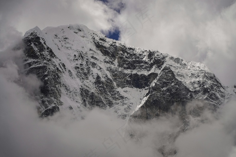 云雾缭绕的雪山