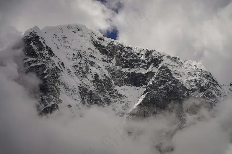 云雾缭绕的雪山