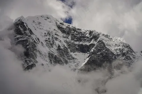 云雾缭绕的雪山 云雾缭绕的雪山