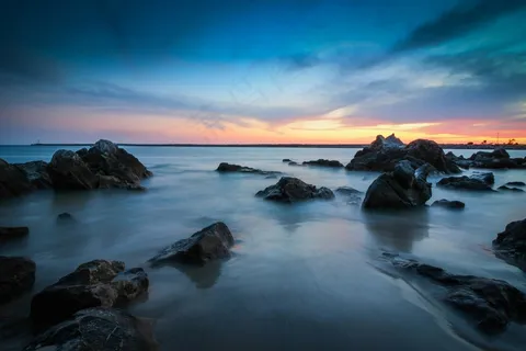 晨曦下的静谧海岸线