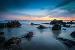 晨曦下的静谧海岸线