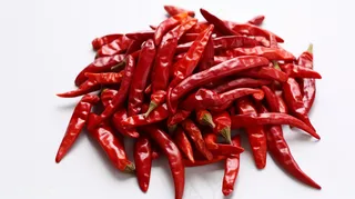 红色干辣椒干货白色背景 摄影图