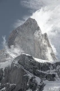 云雾缭绕的巍峨雪山