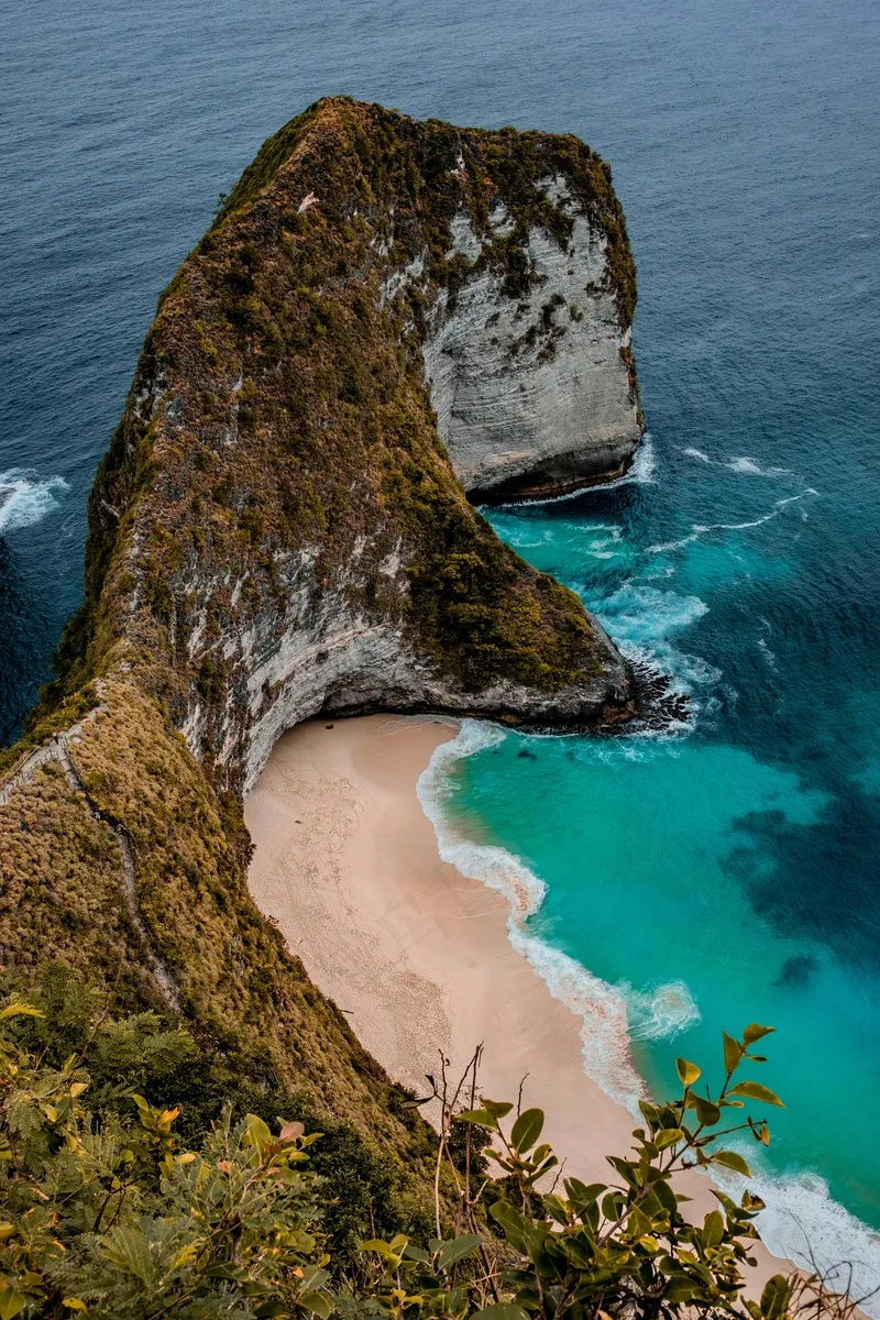 隐秘海滩与悬崖边的碧海