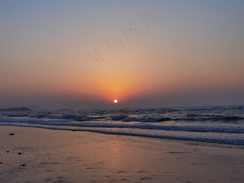 海浪伴随日出
