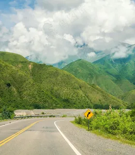 云雾缭绕绿色山丘