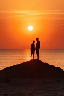 夕阳落日海洋沙滩玩耍的人晚霞美景摄影图