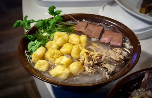 鸭血粉丝汤美食
